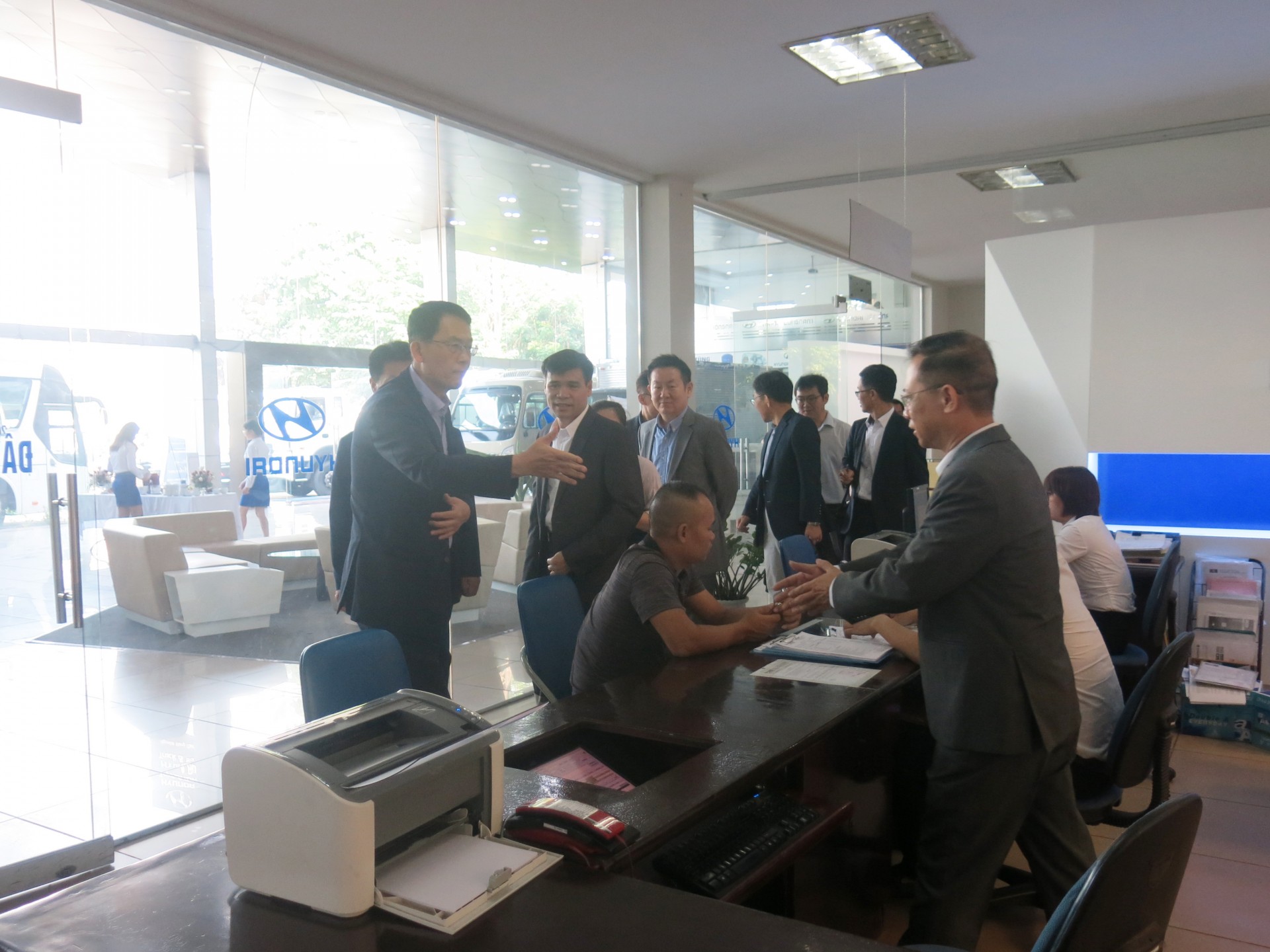 Lanh dao HMC và HTCV tới thăm Hyundai Đông Nam (5)