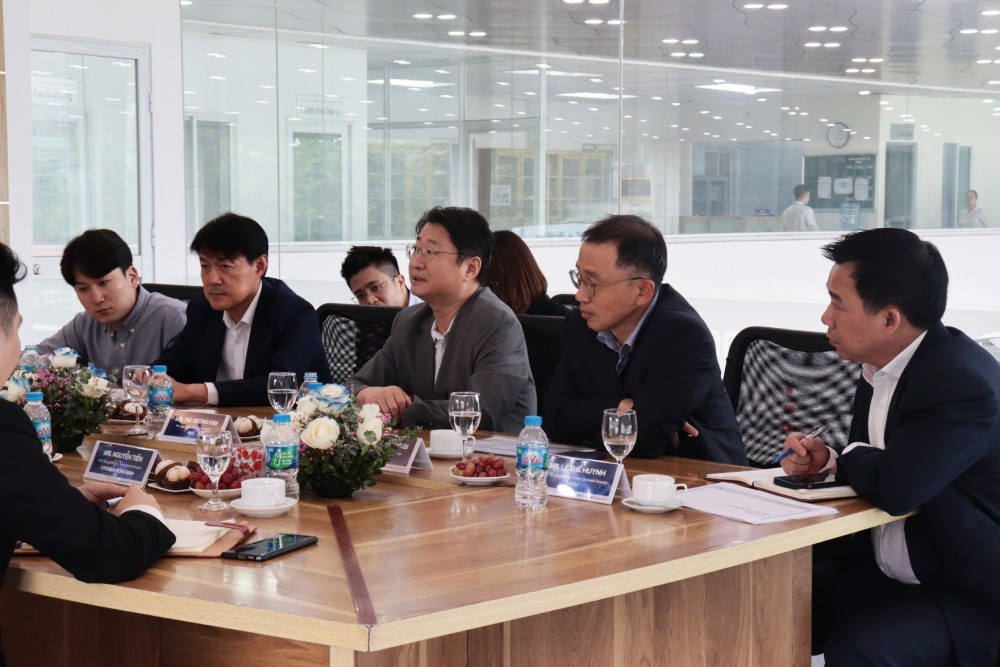 Ông Tae-seong Kim - Phó Tổng Giám đốc HMC (ngồi giữa) cùng các lãnh đạo cấp cao khác của HTCV