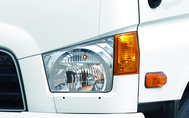 Cụm đèn pha và đèn xi nhan trên xe Hyundai 110SL