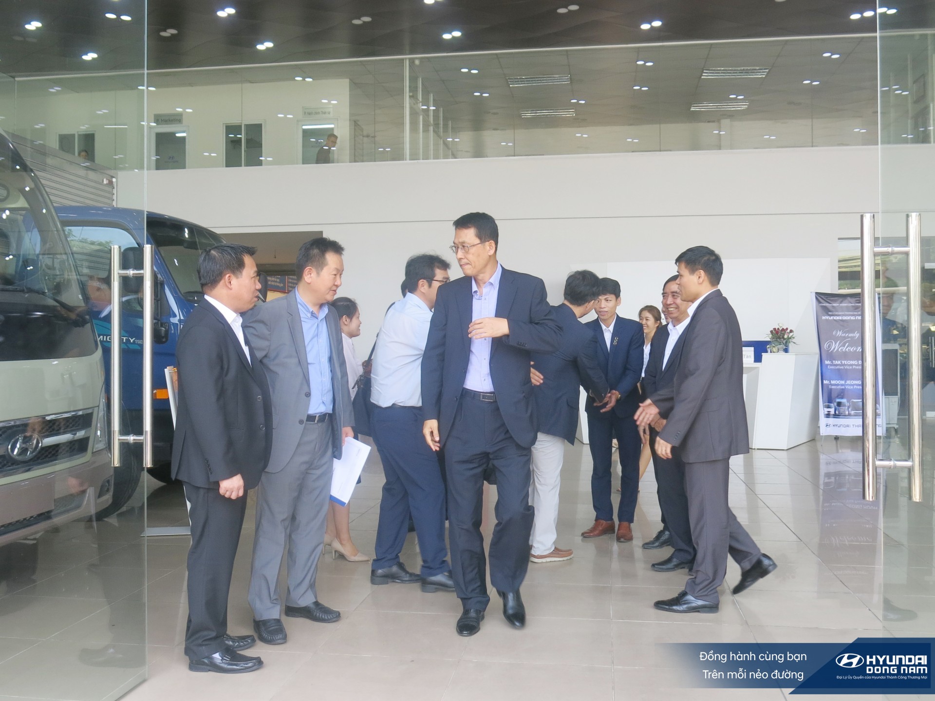 Lanh dao HMC và HTCV tới thăm Hyundai Đông Nam (14)