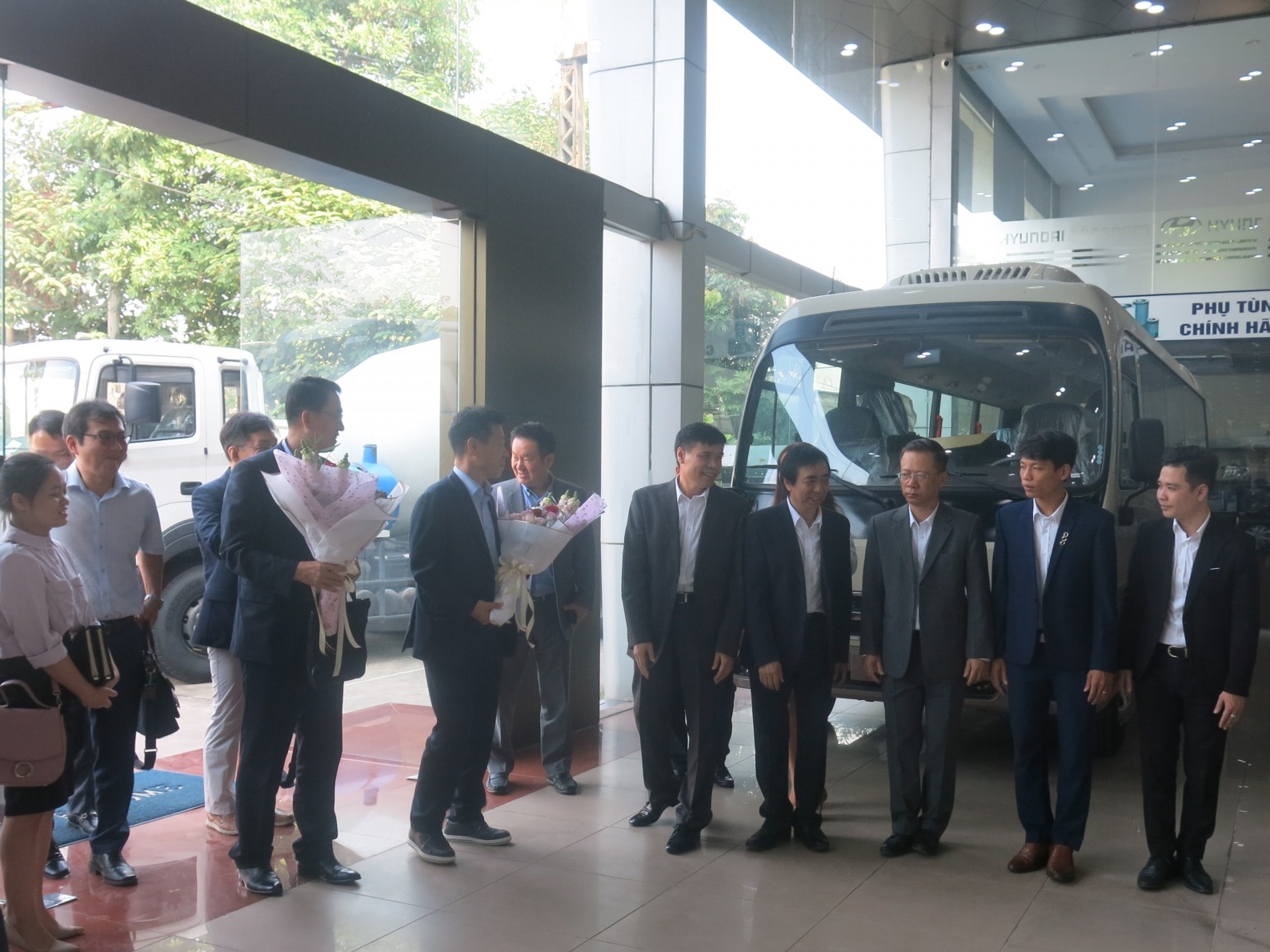Lanh dao HMC và HTCV tới thăm Hyundai Đông Nam (18)
