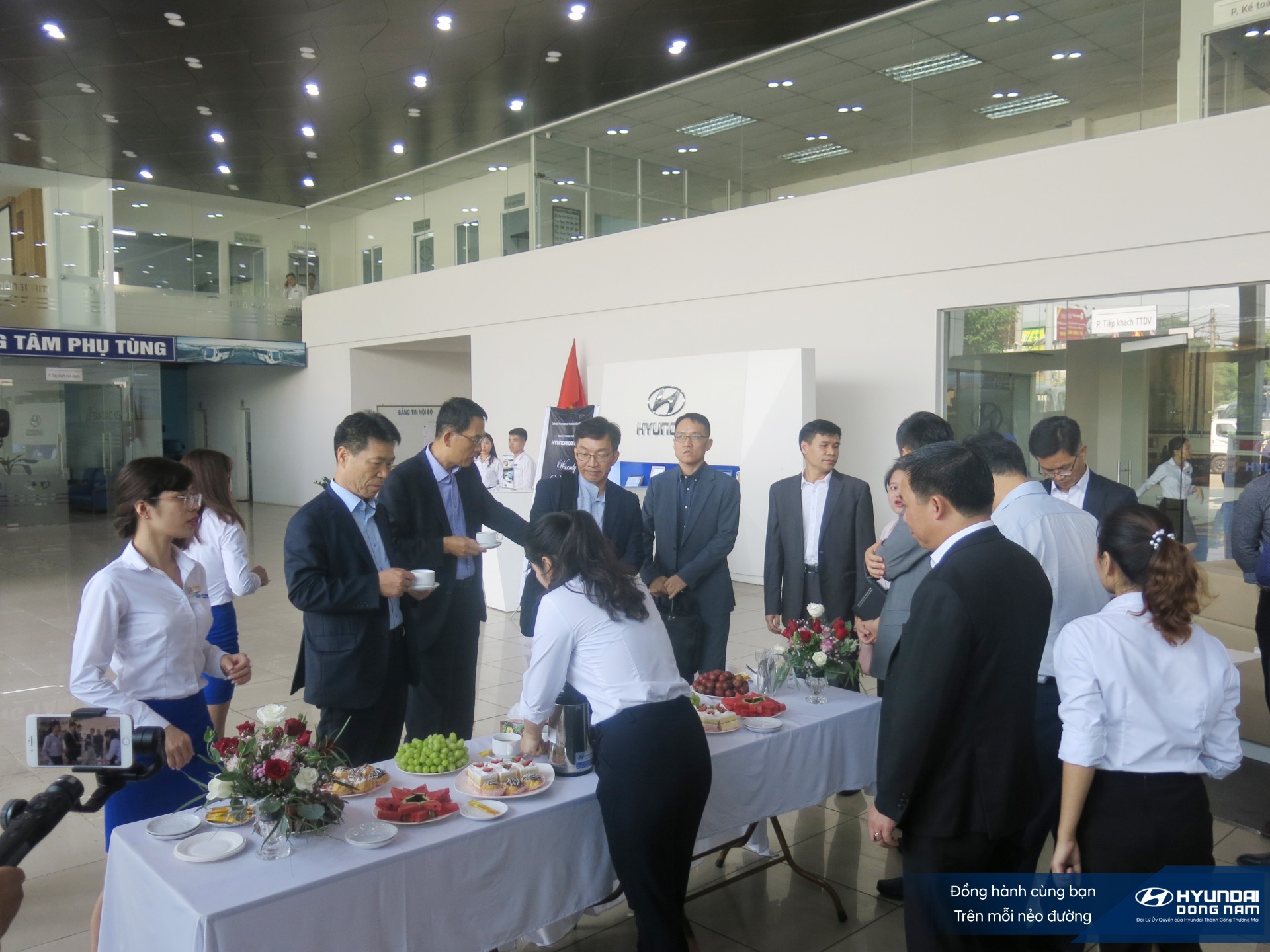 Lanh dao HMC và HTCV tới thăm Hyundai Đông Nam (2)