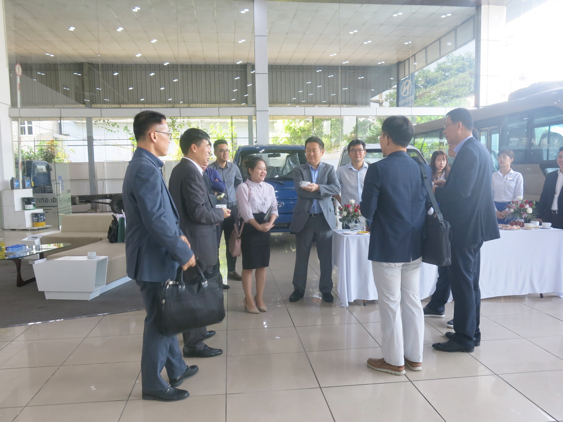 Lanh dao HMC và HTCV tới thăm Hyundai Đông Nam (3)