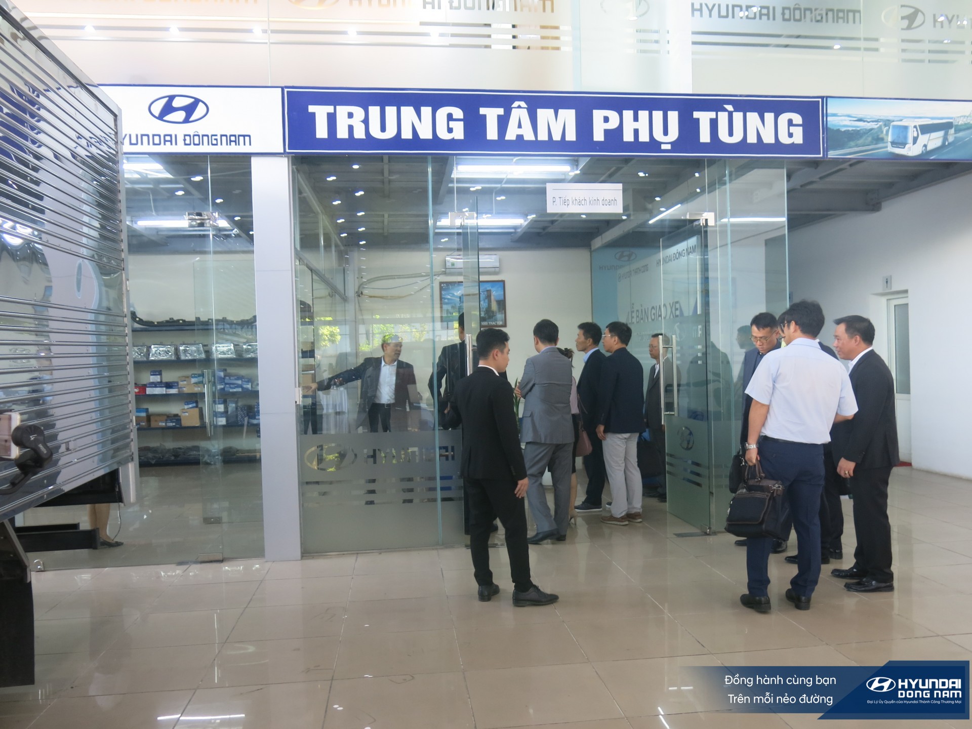 Lanh dao HMC và HTCV tới thăm Hyundai Đông Nam (7)
