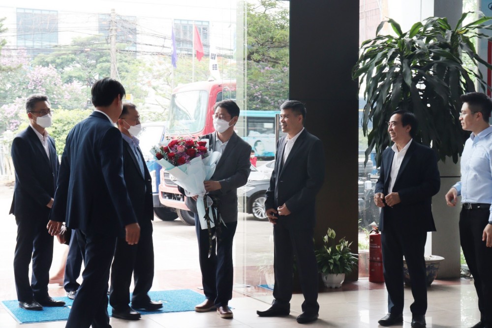 Ông Đinh Đoan Hùng - Tổng giám đốc Hyundai Đông Nam tặng hoa chào mừng ông Tae-seong Kim