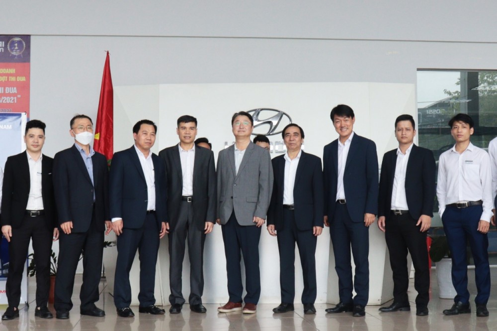Ban lãnh đạo Hyundai Đông Nam và lãnh đạo HMC, HTCV chụp ảnh cùng nhau tại showroom Hyundai Đong Nam