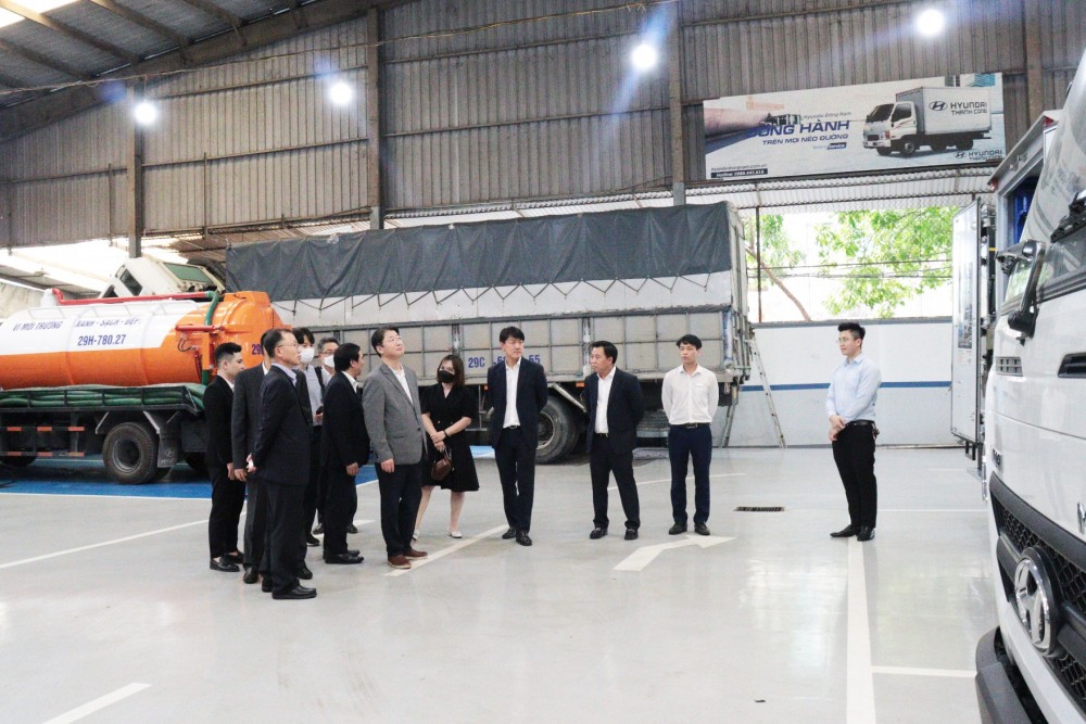 Đoàn đi thăm TTDV của Hyundai Đông Nam
