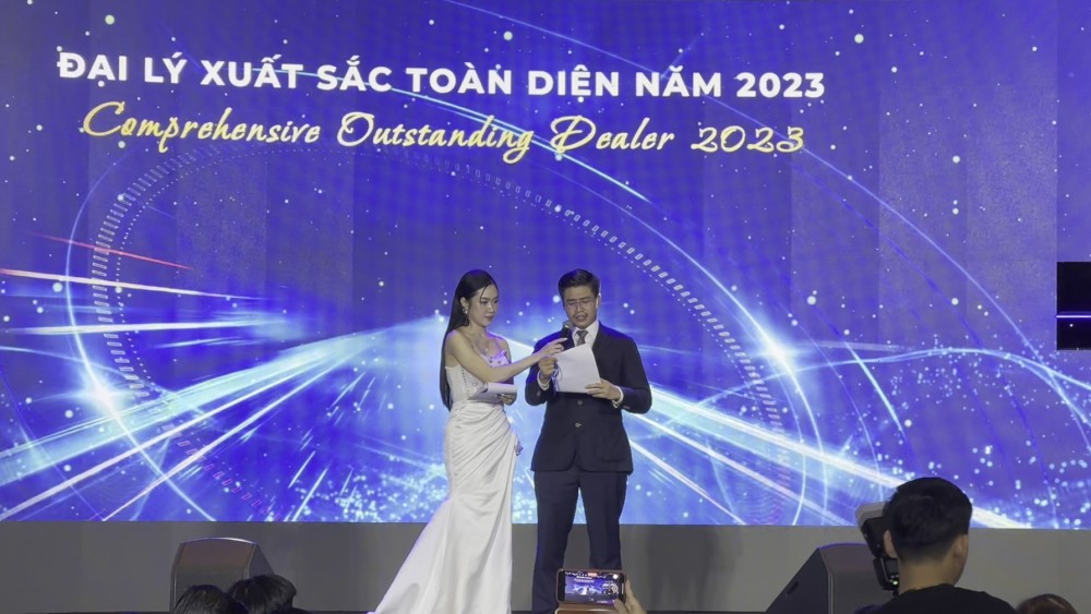 Ông Nguyễn Anh Tú công bố giải thưởng đại lý xuất sắc nhất năm 2023