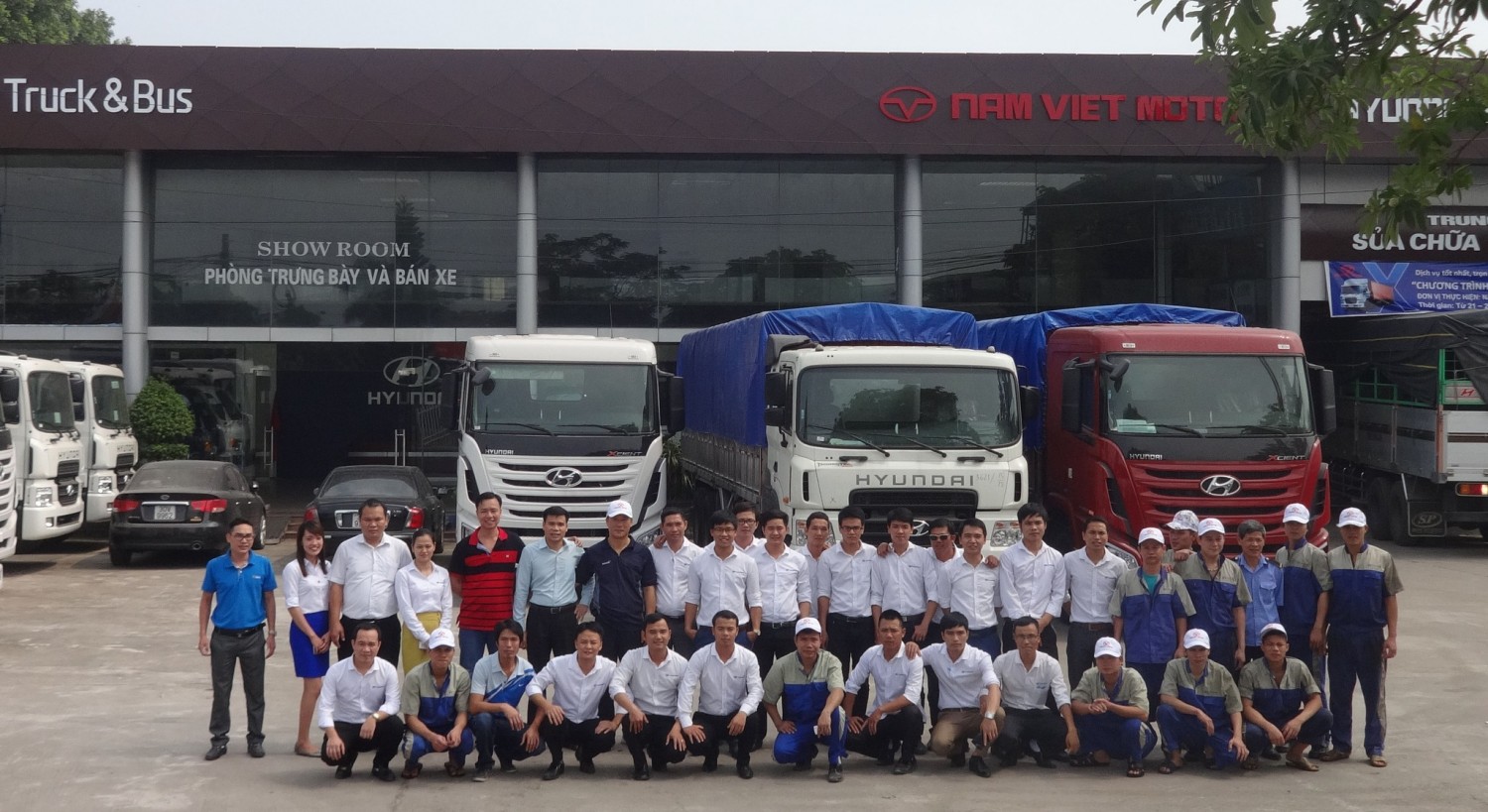 tập thể CBNV Hyundai Đông Nam