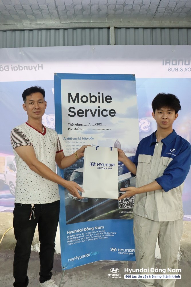 Trao quà lưu niệm cho khách chương trình Mobile Service