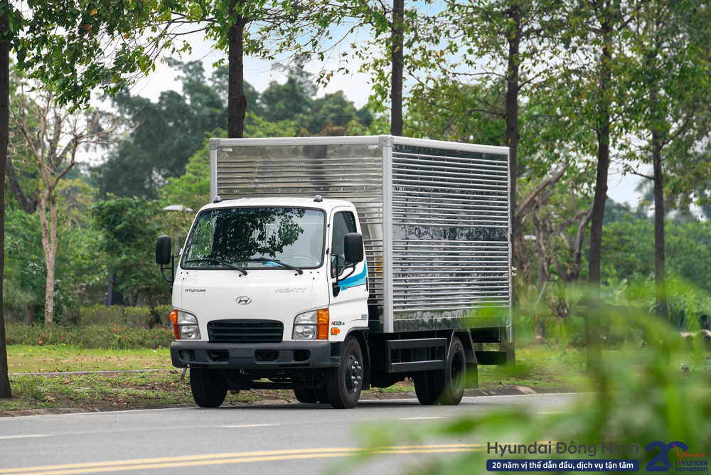 Hyundai N500 thùng kín cao 1m9