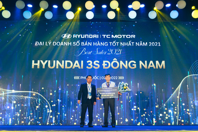 Tổng giám đốc Hyundai Đông Nam, ông Đinh Đoán Hùng (phải) nhận danh hiệu đại lý bán hàng tốt nhất năm 2021 do Phó Tổng giám đốc HTCV ông Lê Thế Huynh trao tặng