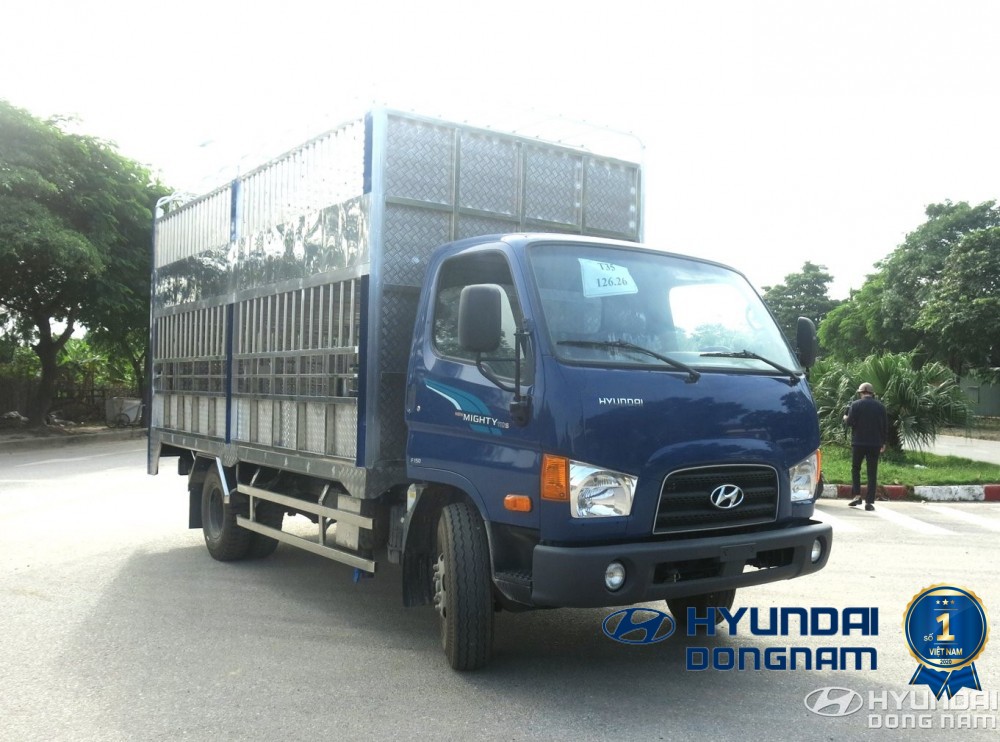 Xe tải Hyundai 110SP F150 chở gia súc.