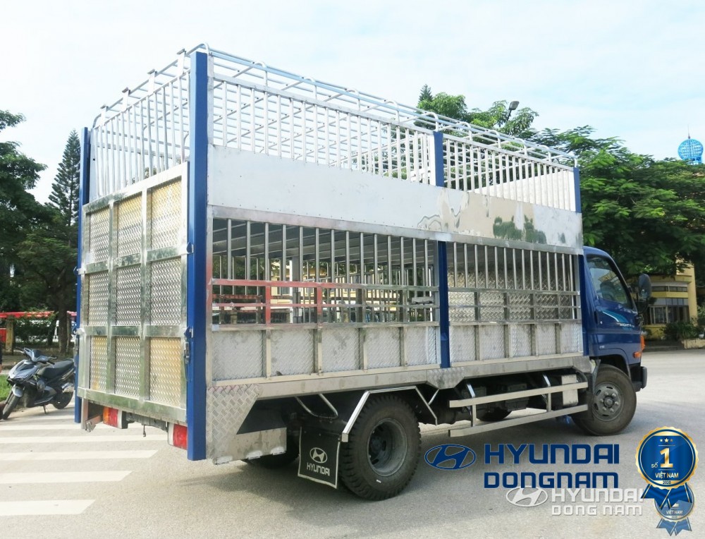 Xe tải Hyundai 110SP F150 chở gia súc.