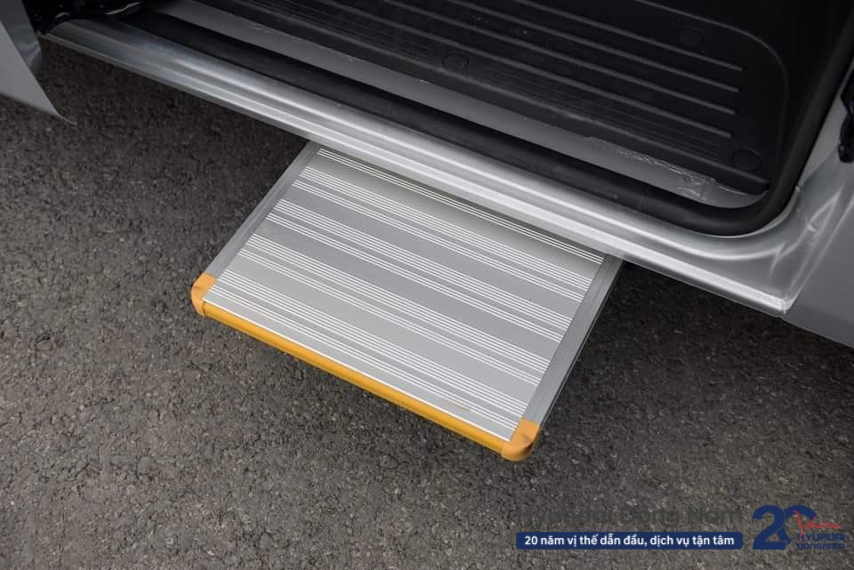 Bậc lên xuống chỉnh điện trên xe Hyundai Solati