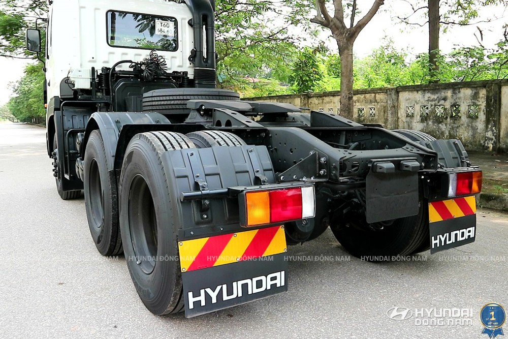 Hình ảnh xe Hyundai HD1000 nhìn từ phía sau