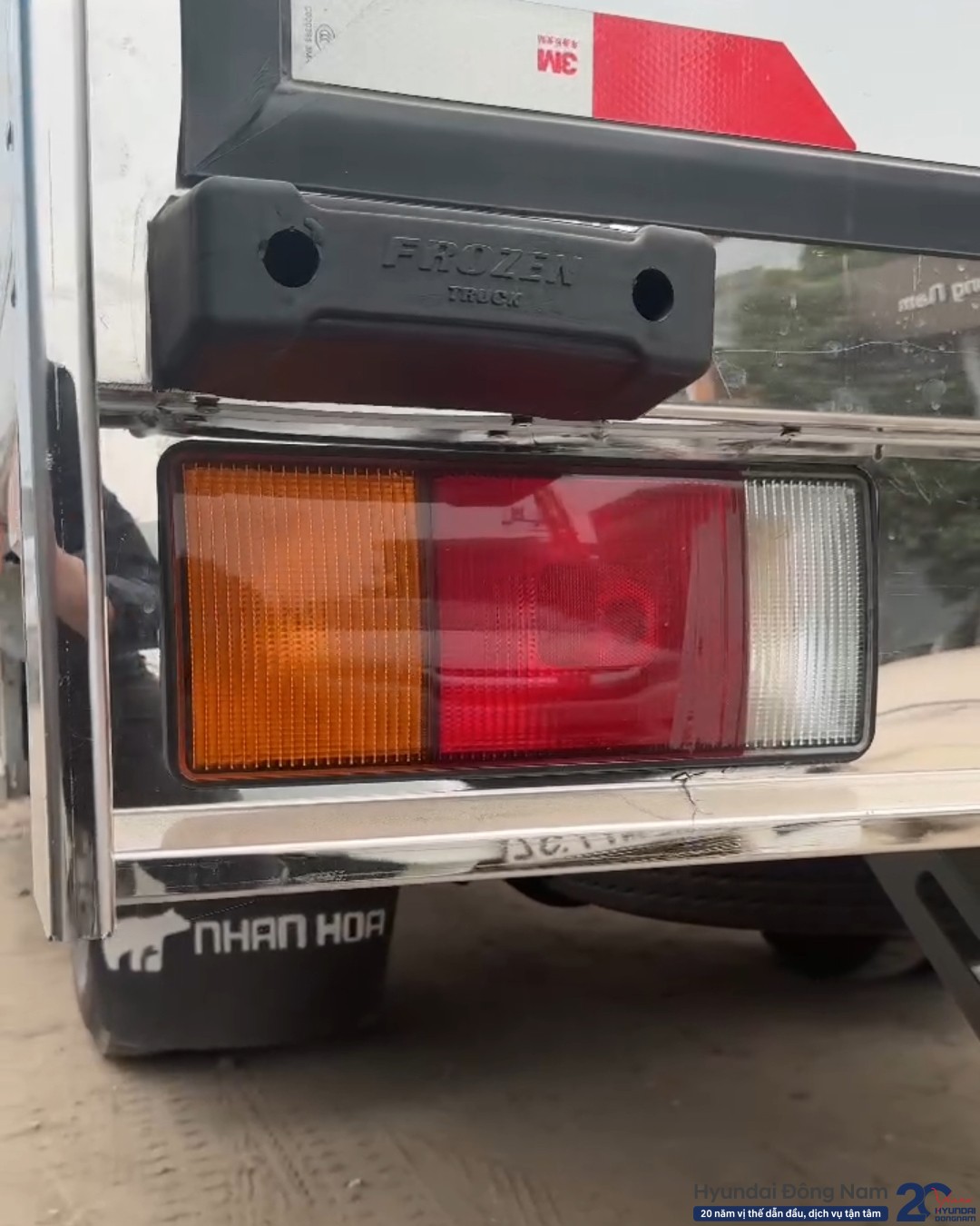 đèn hậu Hyundai W750L thùng đông lạnh