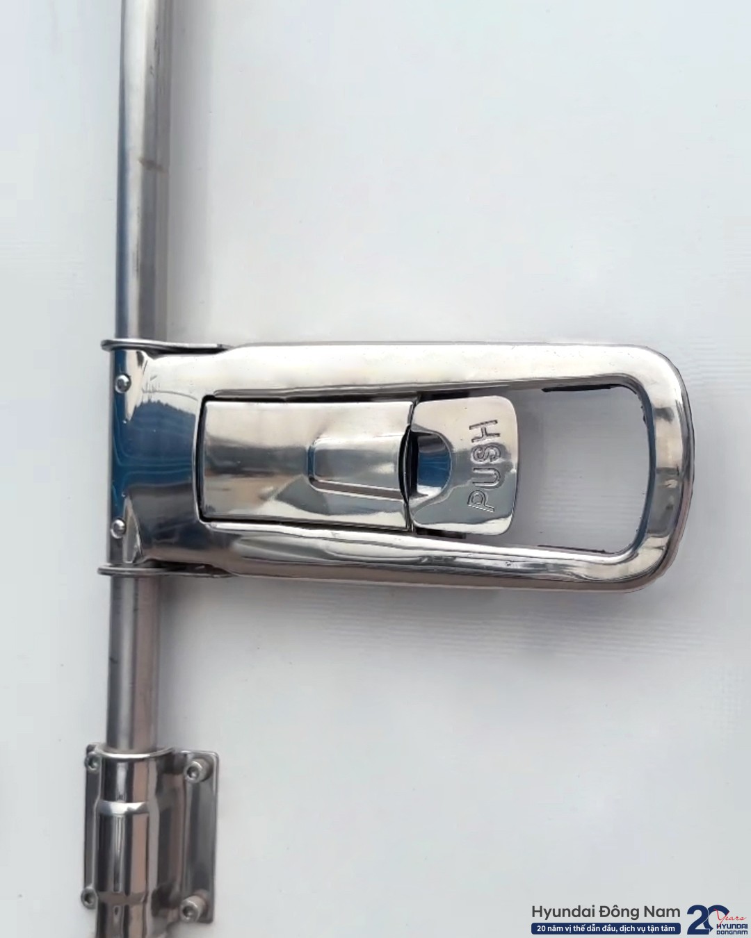 tay khóa Hyundai W750L thùng đông lạnh