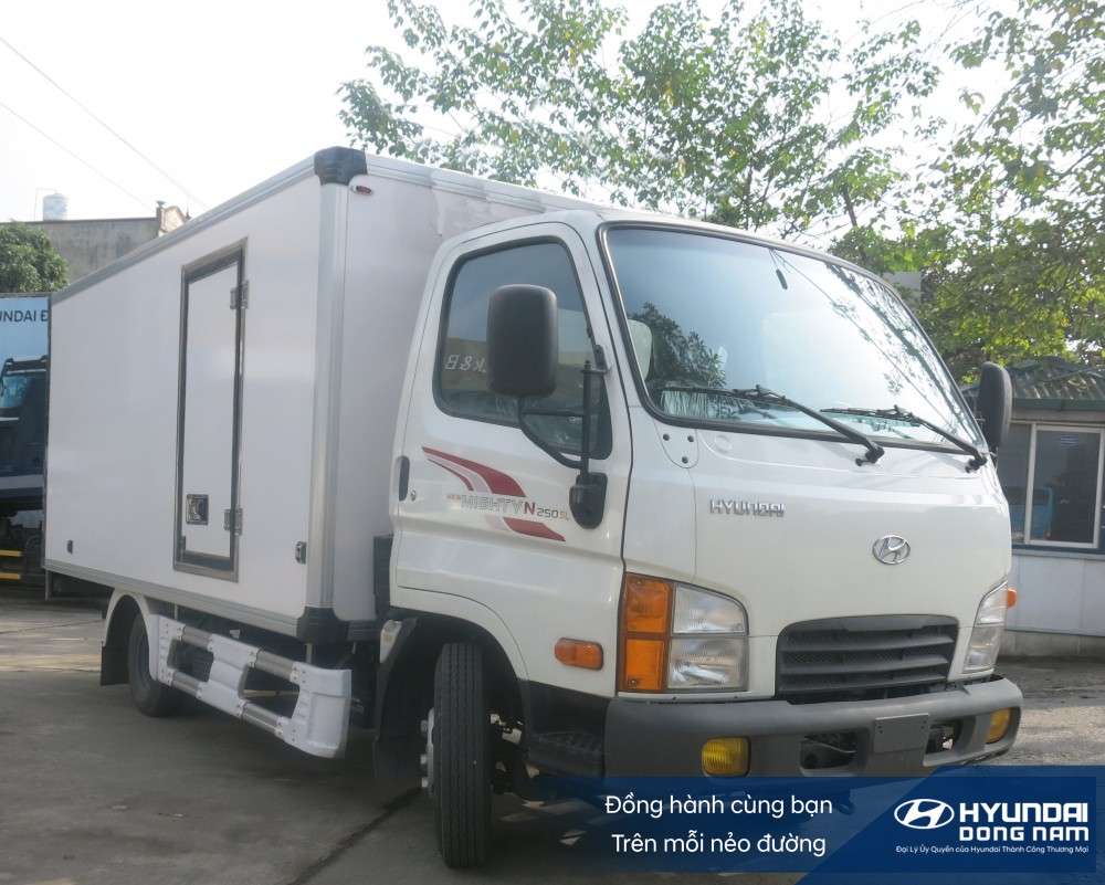 Xe tải 2 5 tấn Hyundai thùng Composite