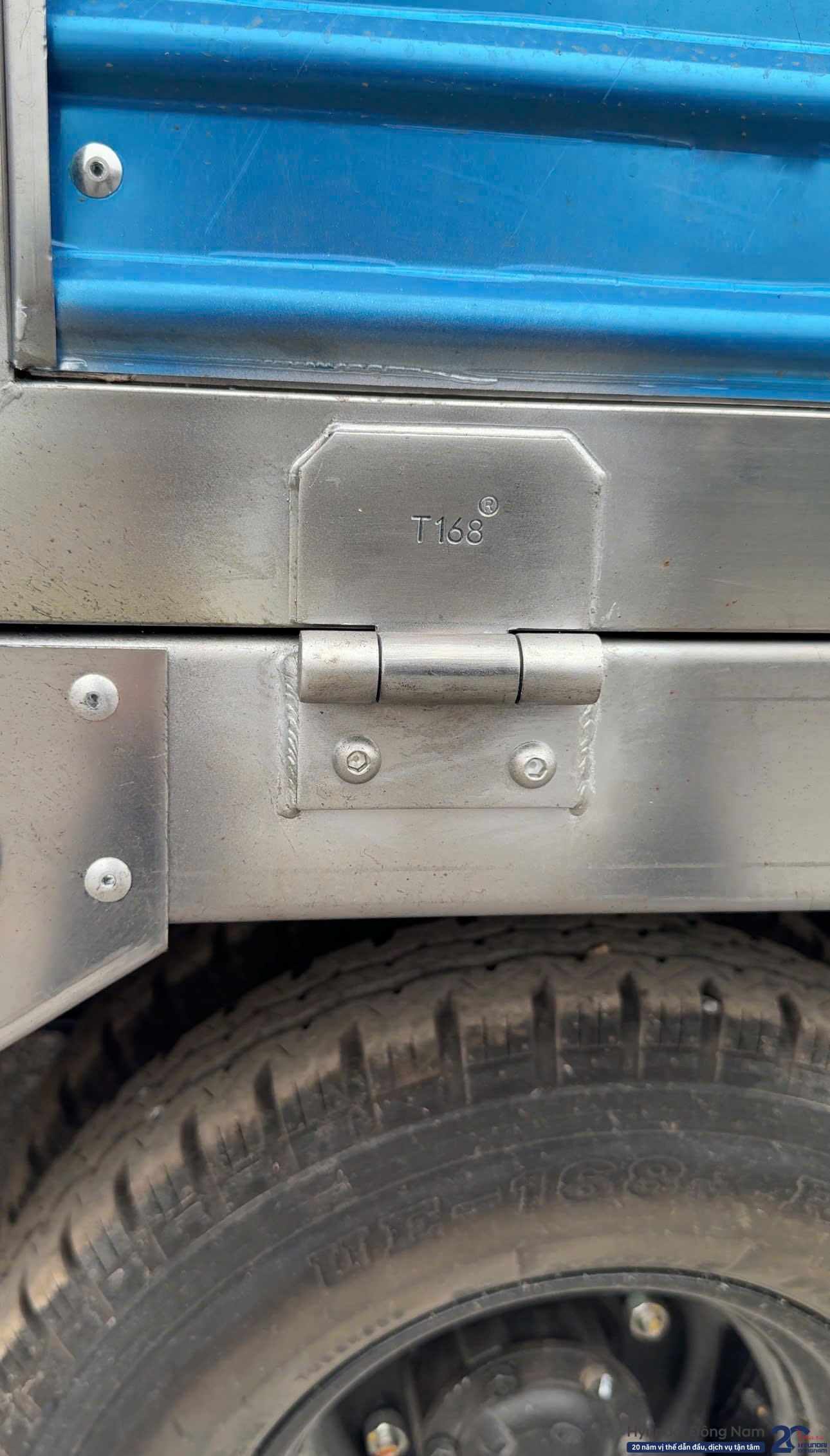 Bản lề bửng inox trên Hyundai N250SL thùng bạt inox