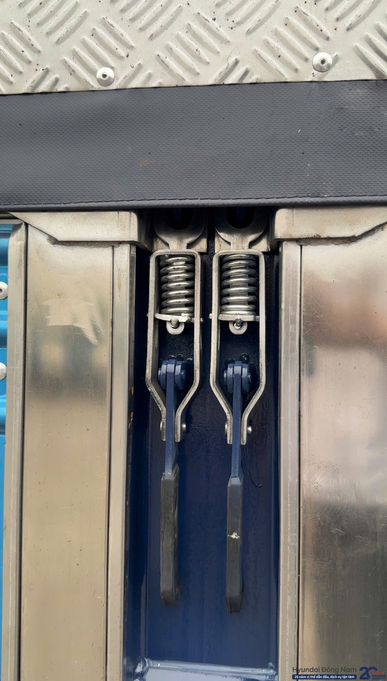Tay khóa inox trên Hyundai N250SL thùng bạt inox
