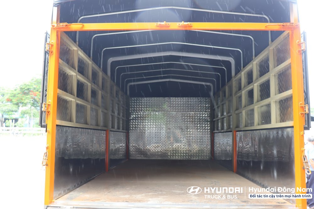 Hyundai W11S thùng mui bạt inox