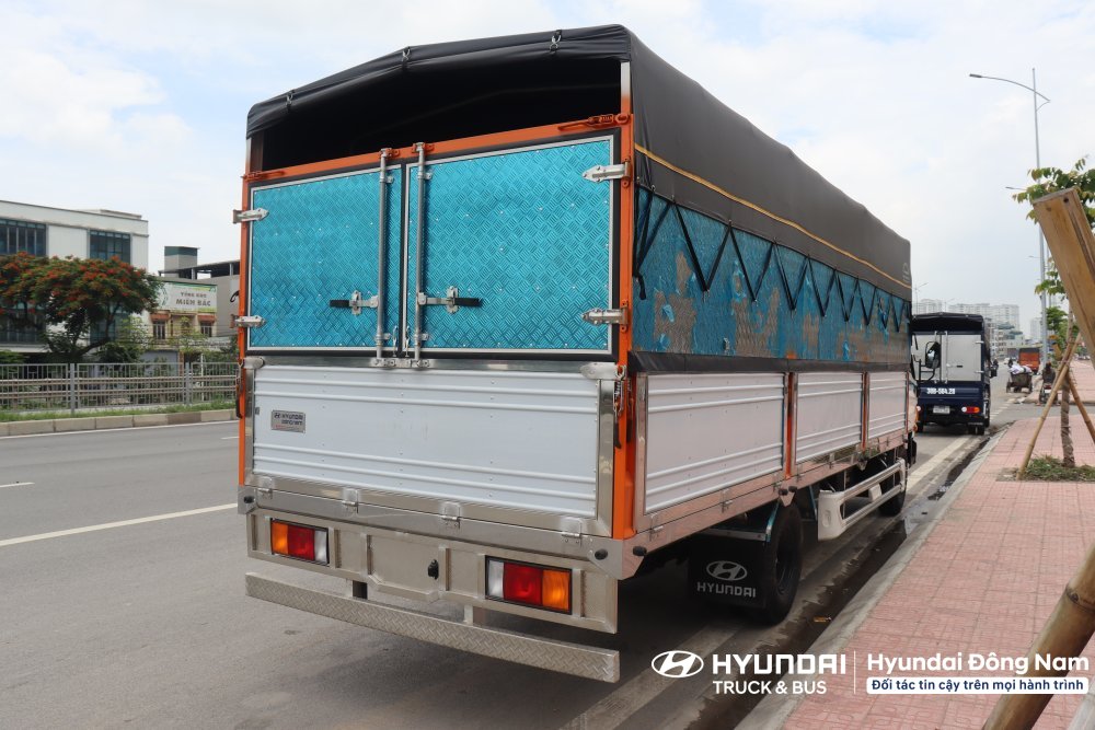 Hyundai W11XL thùng mui bạt inox